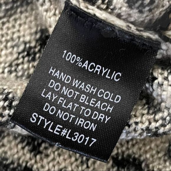 By Together Collection Leopard Print V neck Size Small - Picture 7 of 7